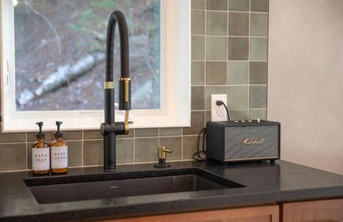 Cozy Luxury Cabin w Hot Tub, Fire Pit, King Bed - Foto 9