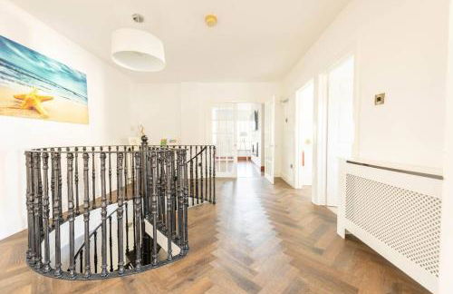 Stunning Property Seaviews, Private Pool & Parking - Photo 54