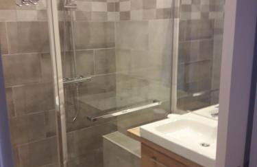 French Riviera 1 bedroom on the beach facing Cannes - Foto 28