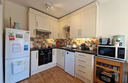 West Street Views #2 - Central apartment with home office - Photo 6