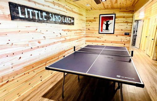 Outstanding Retreat with Dock, Game Space and Lake Views in Wisconsin - Foto 64