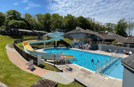 Spacious Oak Cabin with Hot Tub - Devon - Foto 32