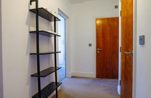 Zeenat Central Bury - Modern 2BR with Free Parking Sleeps 6 - Foto 34