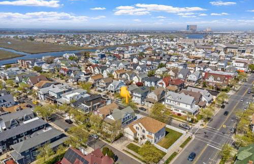 5BR 3BA Family Retreat 2 Blocks from Beach - Foto 55