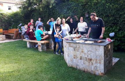 Chale de Madeira - Lareira e Fogueira---lindo gramado com mesa para café da manhã, churrasqueira e fogueira - Foto 7