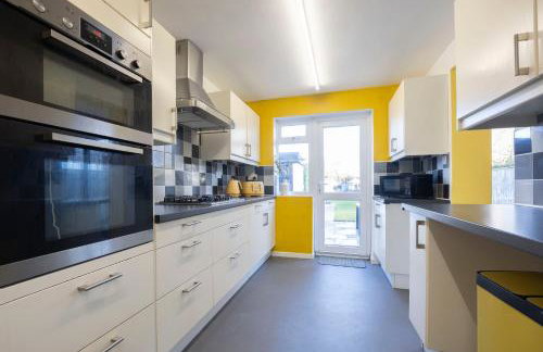 Charming 3 Bed Home in Churchdown with Hot Tub - Foto 6