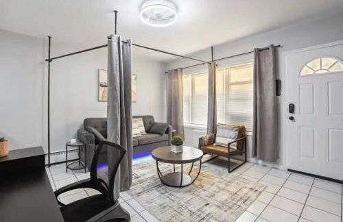 Convenient Mid and Extended Stay Near Airport - Foto 31