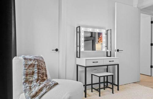 Skyline View, Pool, Gym, Balcony's, Walk to BWay! - Foto 6