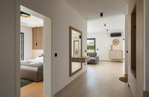 Villa Levita with Pool - Photo 11