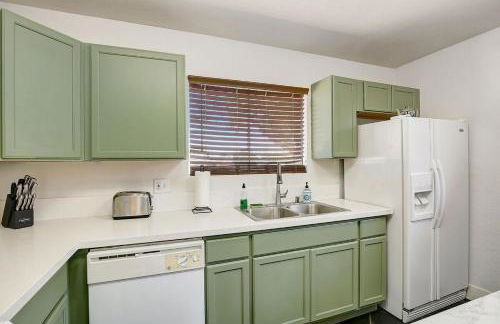 Pool & Hot Tub! Centrally Located, Less Than 3 Miles to The Strip! - Foto 23