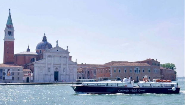 Navegando em frente à ilha de San Giorgio Maggiore