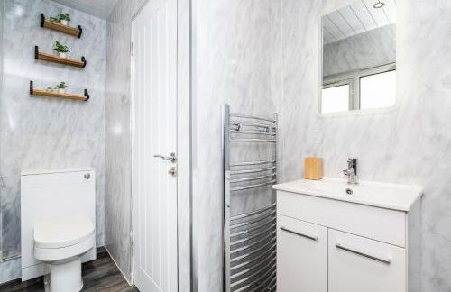 3 Bed House with Driveway- by Holiday Homes - Foto 2