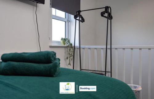 Cosy Retreat By Green Haven Escapes Short Lets & Serviced Accommodation Seacroft With Free Off-Street Parking & Pet-Friendly - Photo 10