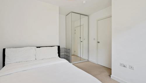 London Dockside Apartment - Photo 2, wardrobe