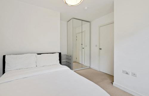 London Dockside Apartment - Photo 2