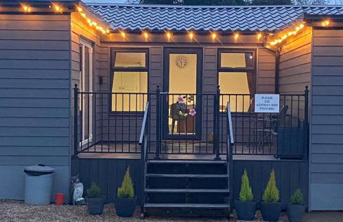 POPPY LUXURY LODGE Sleeps 8 at Fairview Farm, Ravenshead, Nottingham Near Sherwood Forest, Dog Friendly, Farm Stay great for wedding groups, families, Hen Do's, friends gatherings with amazing views - Foto 32