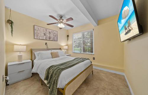 Entire Private Home with 4 Bedrooms, Pool, Hot Tub, King Bed, Garage, Available Now - Foto 10