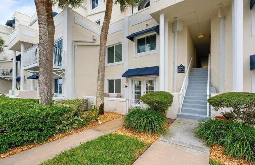 Enchanting 2-Bedroom Ground Floor Beach Condo at Cape Canaveral WiFi & AC - Foto 5