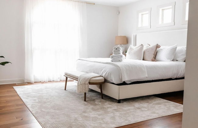 Private Luxury Oasis w Pool HT Parking - Photo 31