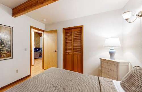 Redwood Rest Getaway - A-Frame with Hot Tub & Deck - Foto 16