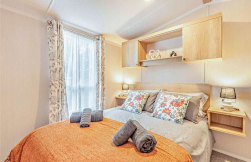 Rated Superb - Award-Winning Family Holiday Park - Live Shows, Themed Events, and Activities for All Ages, Day and Night - WiFi, Netflix, Linens - Gym, Sauna - Spotless, Quiet, Secluded, Parking - Restaurant, Shop, Bar - Foto 12