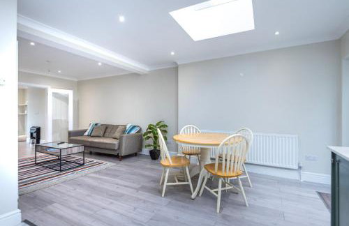 A wonderful and spacious house in a charming road - Photo 17