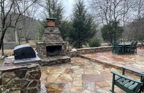 Deluxe log cabin! Pet and motorcycle friendly - enjoy nature with family and friends! 3 Bedroom Cabin by RedAwning - Foto 54