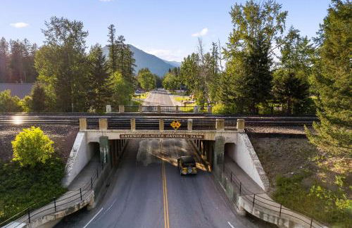 Lux Fly-Fishing Haven near Glacier Park - Hot Tub - Foto 34
