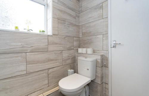 Open Mind Property - 4BR, 17 Guests & Free Parking - Foto 6