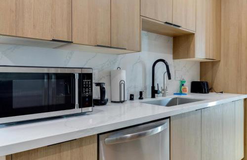 Modern Luxe Retreat Six-Bedroom - Photo 20