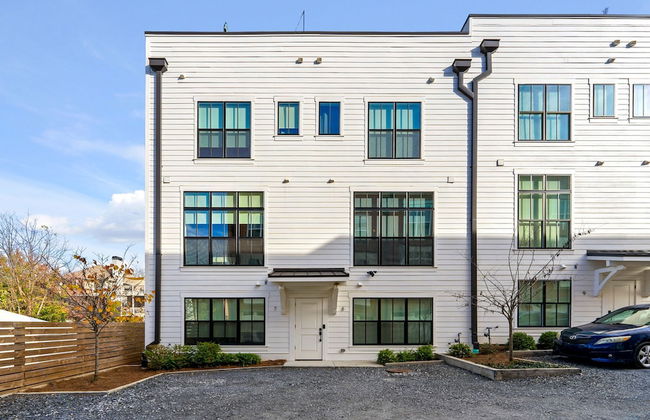 Stylish Midtown Home w Rooftop Views by Silverx - Foto 28