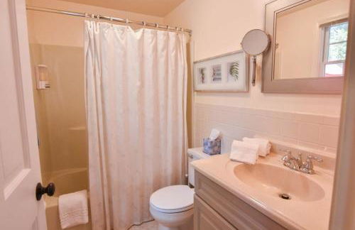 Pond Front Home with Private Dock - Foto 14