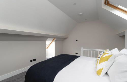Skyvillion - COZY LARGE 4 & 1 Bed Apartments in London Enfield, Mins to Tube Station, Free Wi-Fi - Foto 69