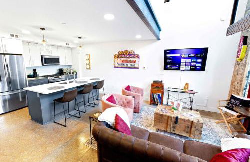 Theatre Retreat 2 Bedroom Loft - 1 Blk from Theatres - Foto 10