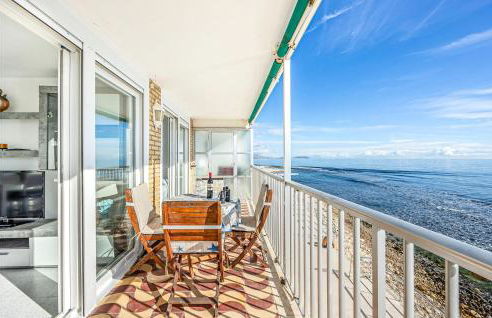 Stunning Apartment In El Campello - Photo 2