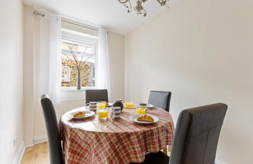 The Victoria - Quaint Victorian Home With Free Parking - Foto 14