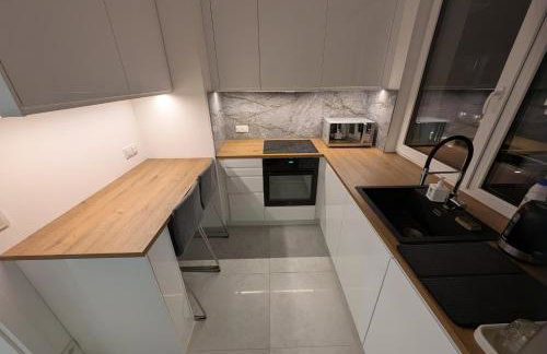 Przystanek Międzylesie Dwupokojowy Apartament z osobną Kuchnią Garażem Self Check-in Blisko CZD - Foto 11