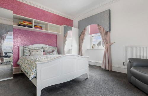 6BR House with Butler, Sauna & Hot Tub in Glasgow - Photo 26