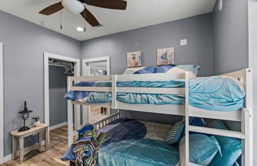 Relax And Sea NEW Luxury Canal-View Escape Gated Community Firepit and Decks - Foto 41