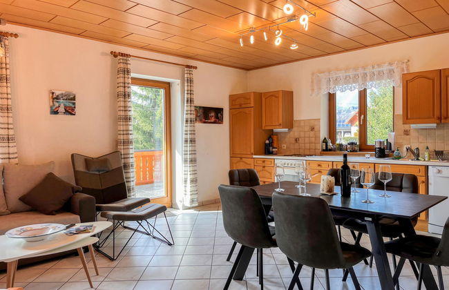 The Red Apartment - Photo 13