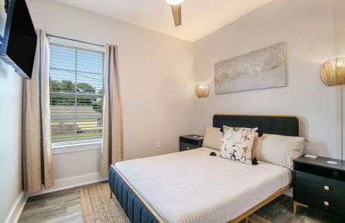 Steps Away from Cruisin' the Coast , Gulfport 2BR, Game Room, and Free Parking - Foto 9