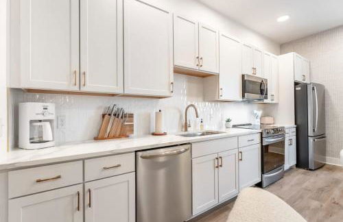 Here You Come Again by Stay Local Nashville - Foto 11