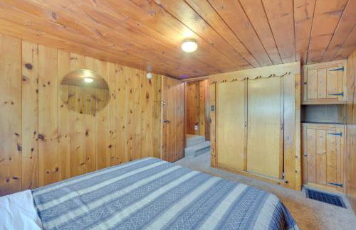 Spacious Winter Retreat with River Access and Kayaks! - Foto 34