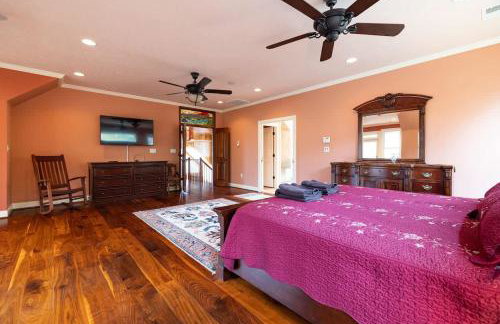 Riverbend Lodge Spacious Riverfront Home with Hot Tub Pool & Mountain view - Foto 38