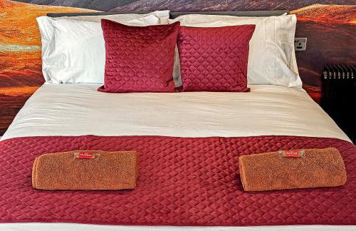 Contractors Heaven-POOL TABLE-THREE BEDROOM HOUSE WITH SEPARATE ONE BEDROOM SELF CONTAINED-Close to AIRPORT - Foto 22