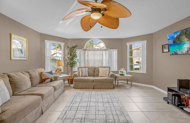 Upstay - Unbeatable Location Condo w Garden Patio - Photo 1