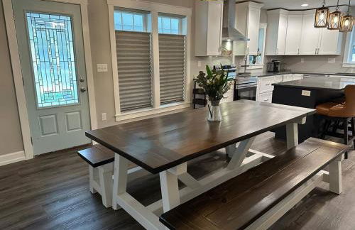 Luxury Downtown Cedar Falls Retreat - Pool Table - Outdoor Dining - Sleeps 12 - Foto 21