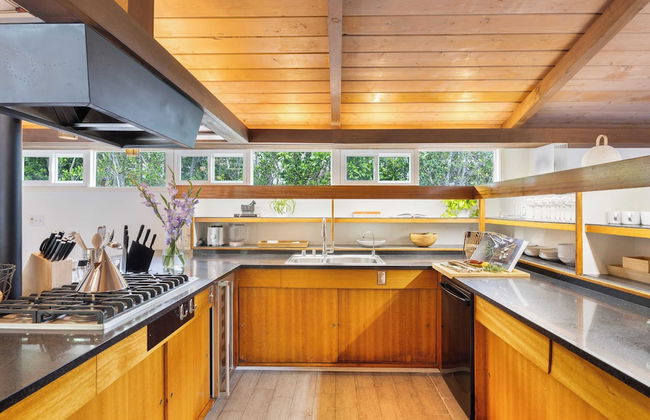 La Jolla Mid-century by Avantstay Private Pool, Outdoor Living + Ocean Views - Photo 14