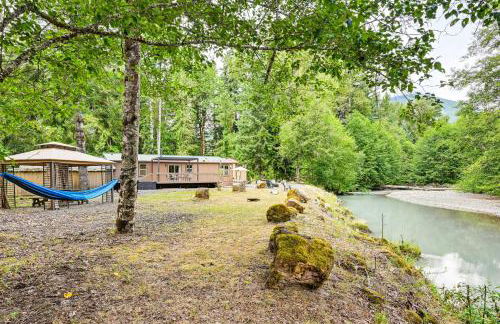 Gateway to Mt Rainier Riverfront Haven with Hot Tub - Foto 25