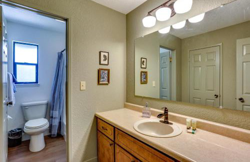 Pet-Friendly Escape w/ Game Room & Fire Pit! - Foto 22